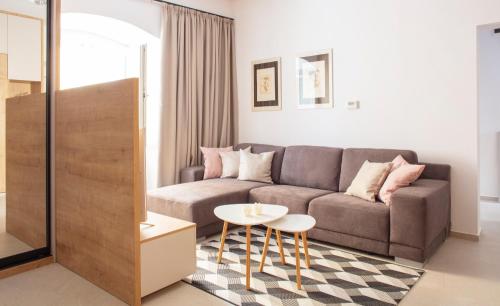 - un salon avec un canapé et une table dans l'établissement Baštova apartment, à Bratislava