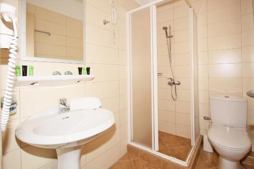 Koupelna v ubytování Miramare Hotel