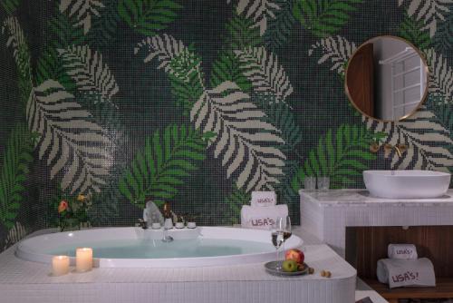 een badkamer met een bad en een spiegel bij Lisa's Hotel in Yangshuo