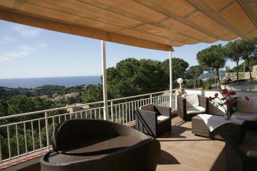 Lloret de Mar apartment to rent with seaview (UP) for max 4 personsにあるバルコニーまたはテラス