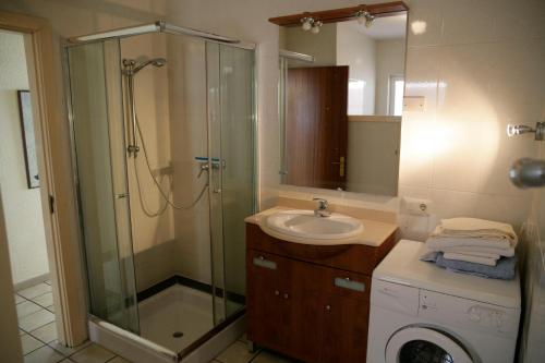 リョレート・デ・マルにあるLloret de Mar apartment to rent with seaview (UP) for max 4 personsのバスルーム(シャワー、シンク、洗濯機付)