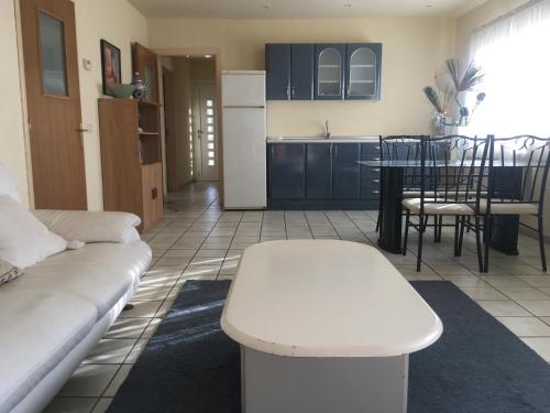Lloret de Mar-Apartment down, seaview and swimmingpool for max 6 personsにあるキッチンまたは簡易キッチン