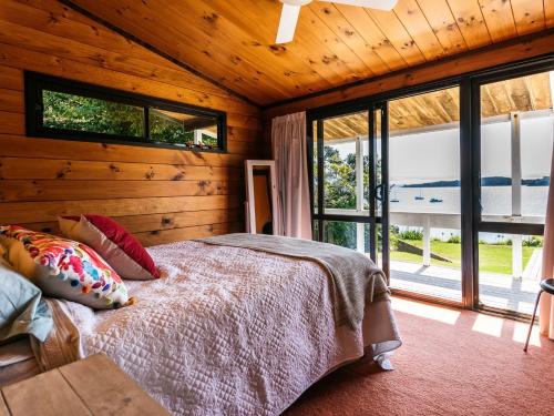 เตียงในห้องที่ Peaceful Picnic Bay - Surfdale Holiday Home