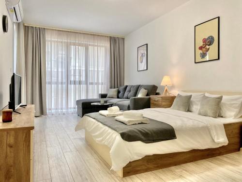 1 dormitorio con 1 cama grande y sala de estar en Top Location Apartment with 2Bath for 6 Guests, en Stara Zagora