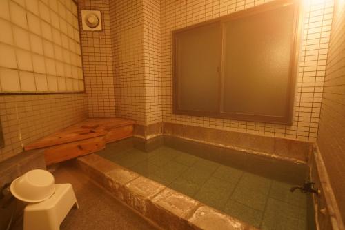 草津町にある湯宿　草明庵のバスルーム(バスタブ、トイレ付)