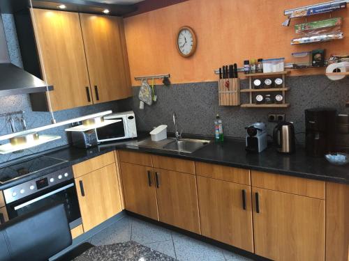 a kitchen with a sink and a microwave at Super XXL Ferienwohnung 73 qm, mit Balkon in Cadolzburg