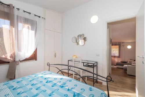 une chambre avec un lit et un salon dans l'établissement Villa Aloe 2, à Costa Paradiso