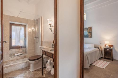 La salle de bains est pourvue de toilettes, d'un lavabo et d'une douche. dans l'établissement Son Ferrer den Vola Vola, à Palma de Majorque