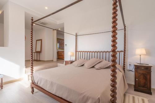 Postel nebo postele na pokoji v ubytování Son Ferrer den Vola Vola