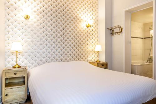 Säng eller sängar i ett rum på Hôtel Saint Maurice