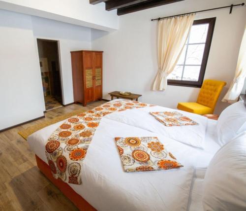 ein Schlafzimmer mit einem Bett mit zwei Kissen darauf in der Unterkunft The Legends , Art & Forest in Gabrowo