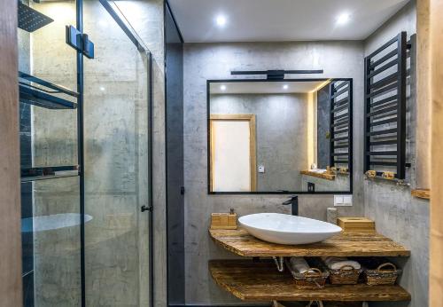 Kúpeľňa v ubytovaní SPA Apartament Jenny Ski&Fun widok na Skrzyczne i skocznię "Skalite"