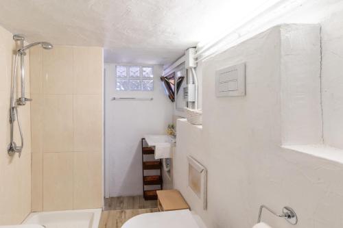 une salle de bain blanche avec un lavabo et des toilettes dans l'établissement Villa Aloe 2, à Costa Paradiso