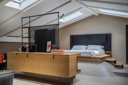 ein Schlafzimmer mit einem großen Bett und einem Schreibtisch in der Unterkunft Laqua Countryside in Vico Equense
