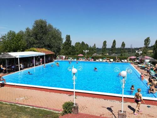 Bazén v ubytovaní Casa vacanza Pegrini nel centro storico di Gavi alebo v jeho blízkosti