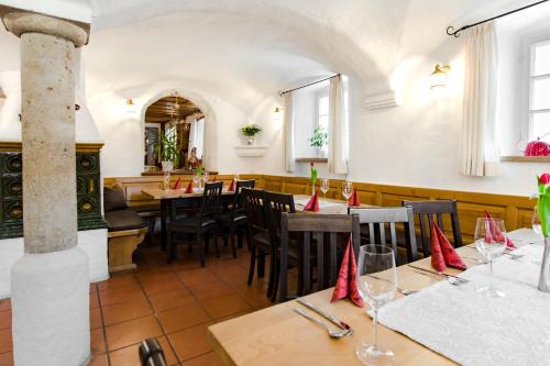 un comedor con mesas y sillas en un restaurante en Klostergasthof Heidenheim en Heidenheim