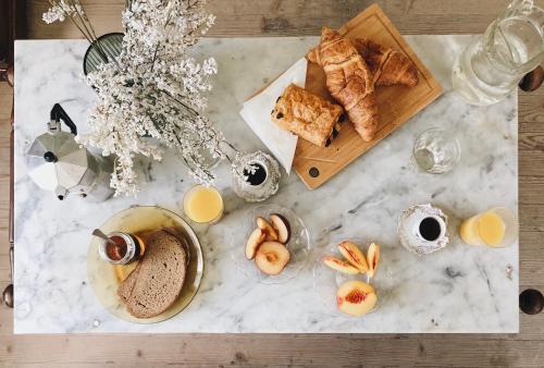 un tavolo con un piatto di pane e succo d'arancia di Dolce Vivere by Konnect, Gaios Paxos a Gaios