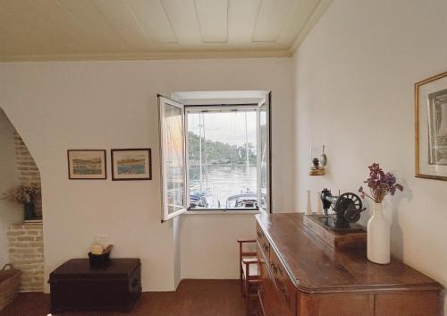 un soggiorno con finestra, tavolo e sidro. di Dolce Vivere by Konnect, Gaios Paxos a Gaios