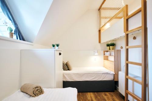 Kleines Zimmer mit 2 Betten und einer Leiter in der Unterkunft Apartments Čatež - Terme Čatež in Čatež ob Savi