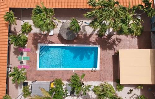 Uitzicht op het zwembad bij Arubiana Inn Hotel of in de buurt