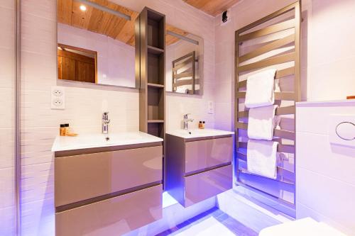 La salle de bains est pourvue de 2 lavabos et de 2 miroirs. dans l'établissement Spacious Stylish apartment for 8 by Avoriaz Chalets, à Avoriaz