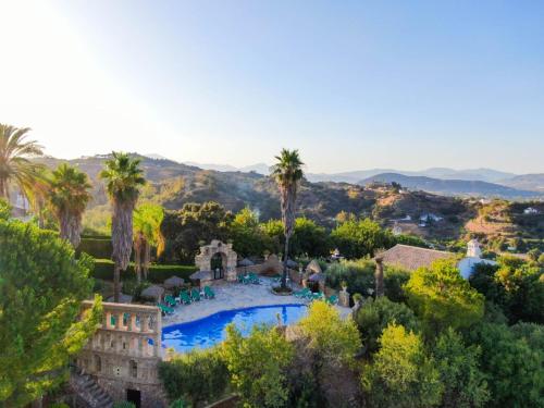 Vue sur la piscine de l'établissement Tu Villa Rural Acequia 5 Dormitorios ou sur une piscine à proximité