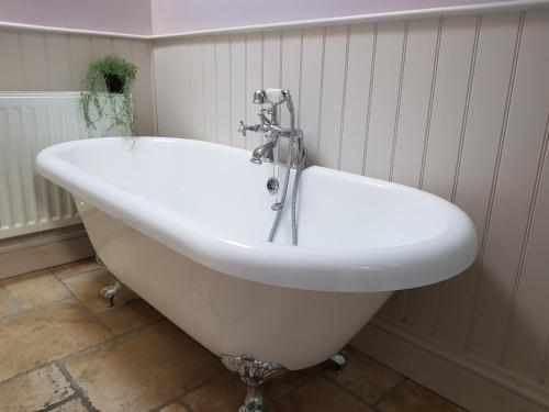 A bathroom at Mayfield Cottage
