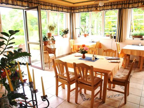 a dining room with a table and chairs at Gästezimmer Ilse Brauneis in Mautern