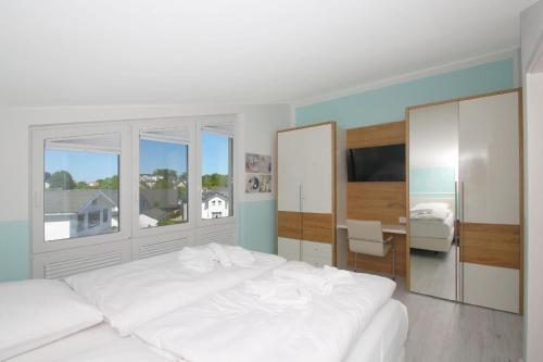 Postel nebo postele na pokoji v ubytování Meeresblick-Residenzen-FeWo-67-deluxe-Balkon-Meerblick-Sauna-u-Schwimmbadnutzung