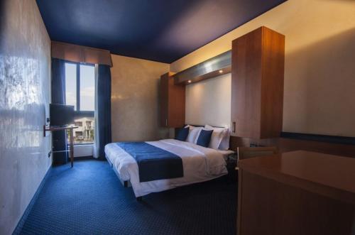 a hotel room with a bed and a window at Hotel Villa Giulietta in Fiesso dʼArtico