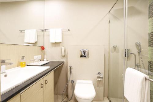 Un baño de Sarovar Portico Outer Ring Road