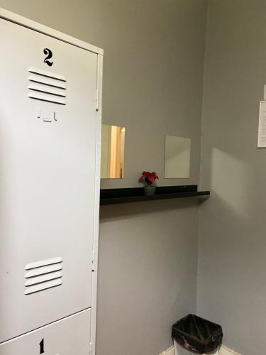 a room with a white cabinet and a shelf at SRIINDO ARROiOS in Lisbon