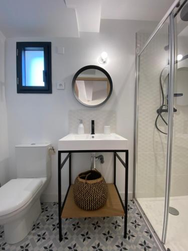 y baño con lavabo, aseo y espejo. en NOIRMOUTIER - Petite maison 500m plage Sableaux en Noirmoutier-en-l'lle