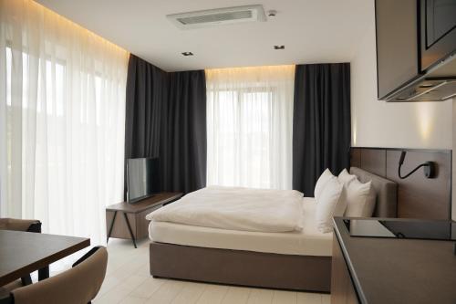 Кровать или кровати в номере BUKA Apart-Hotel & SPA