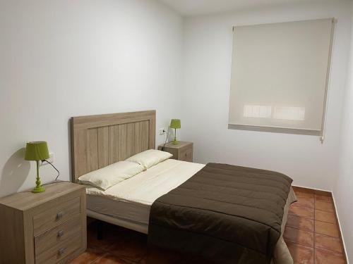 1 dormitorio con 1 cama, 2 mesitas de noche y ventana en El Carmen, en Murcia
