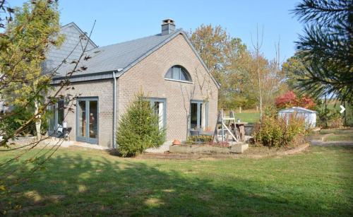 a small brick house in a yard at La Sérénade in La-Roche-en-Ardenne