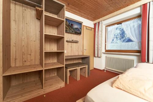 Una cama o camas en una habitación de Gästehaus Judith
