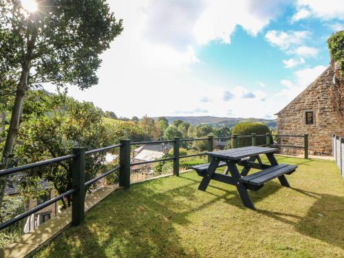 a picnic table on the lawn of a house at 1 Orchard View in Hathersage
