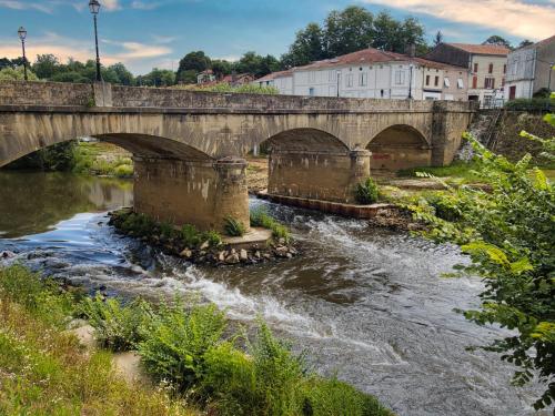 un pont au-dessus d'une rivière où l'eau coule sous celle-ci dans l'établissement L'hacienda, à Tartas