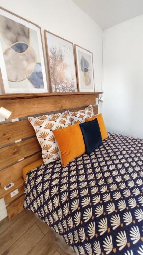 a bedroom with a bed with a wooden headboard at Atelier des sens 89 in Évry