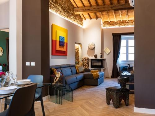 a living room with a blue couch and a table at Kairos by Florence Art Apartments in Florence