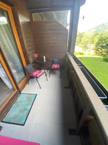 ザンクト・オスヴァルトにあるApartment GRANATの家の中のバルコニー(テーブルと椅子付)