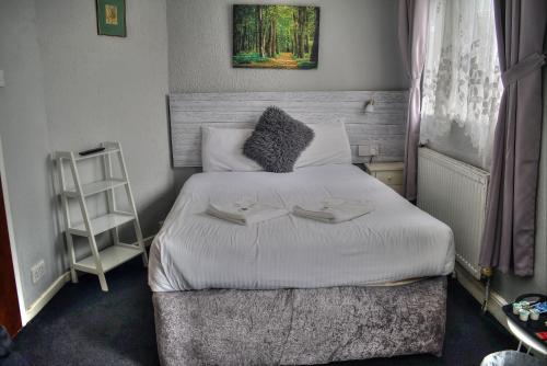 Un dormitorio con una cama con dos bandejas. en Villa Rose, en Great Yarmouth