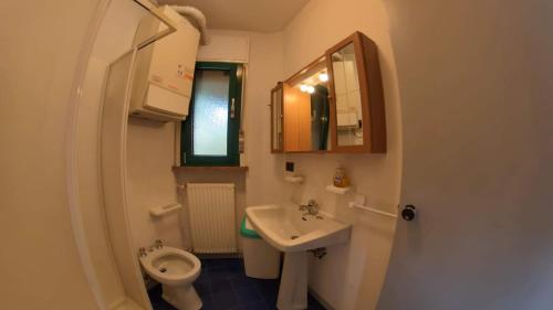 un piccolo bagno con lavandino e servizi igienici di Claudia Lake View appartamento a Gavazzo Nuova