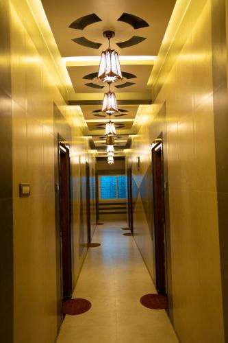 a hallway in a building with a ceiling at Hotel Ganesh Palace in Rāmeswaram