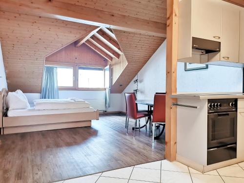 ein Schlafzimmer mit einem Bett und einem Tisch in einem Zimmer in der Unterkunft Interlaken apartment 27 in Interlaken