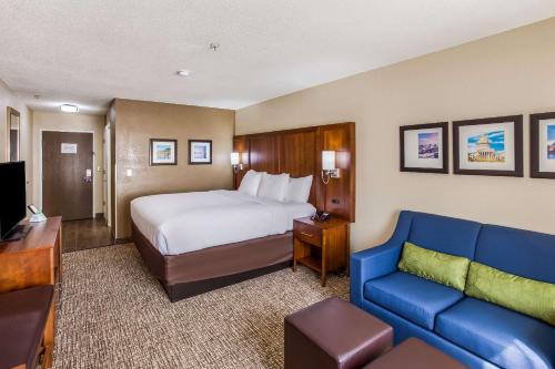 チャールストンにあるComfort Innのベッドとソファ付きのホテルルーム