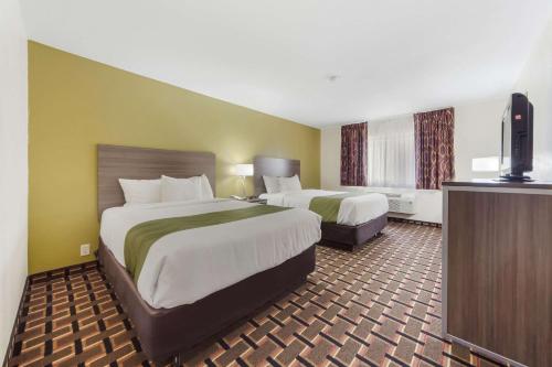 Кровать или кровати в номере Quality Inn Lincoln Cornhusker