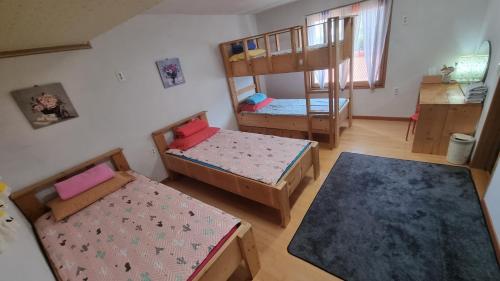 Voodi või voodid majutusasutuse Tongyeong One Guesthouse toas