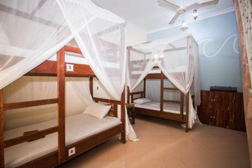 Una cama o camas en una habitación de Ebb & Flow